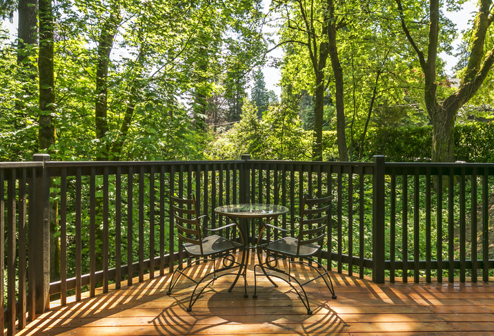 Milwaukee railing painting & staining contractors for decks, patios & stairs